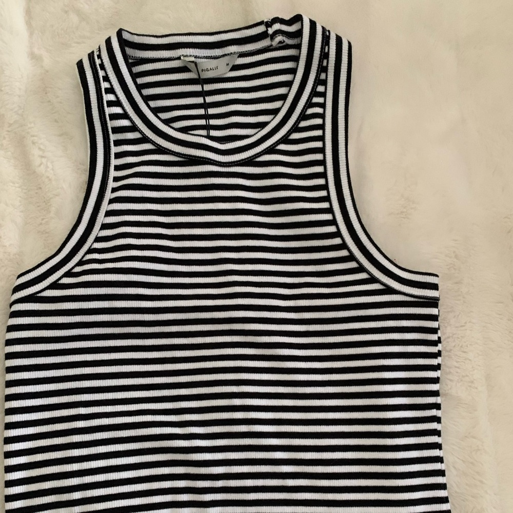 Ribbed black and white top